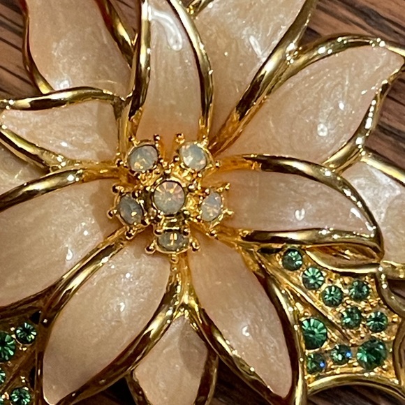 Nolan Miller poinsettias brooch with opals and green rhinestones - Picture 2 of 7